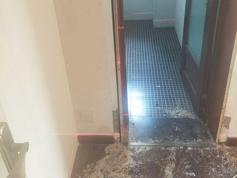 浴室柜和踢腳線安裝：1、與地磚一起鋪貼有些家居裝修安裝的為瓷磚踢腳線,瓷磚踢腳線和其他材質(zhì)的踢腳線安裝時(shí)間不同,瓷磚踢腳線在進(jìn)行地磚鋪貼的時(shí)候一塊進(jìn)行就行了。2、鋪貼壁紙后安裝有的家居墻面裝修選用了壁紙,這就需要在鋪貼完壁紙和地板以后再進(jìn)行踢腳線的安裝。3、刮大白前安裝踢腳線通常都會(huì)在裝修進(jìn)行刮大白這道工序前實(shí)行安裝,倘若先安裝地板和踢腳線再進(jìn)行刮大白,那刮大白的灰將會(huì)弄到地板和踢腳線上,難處理。