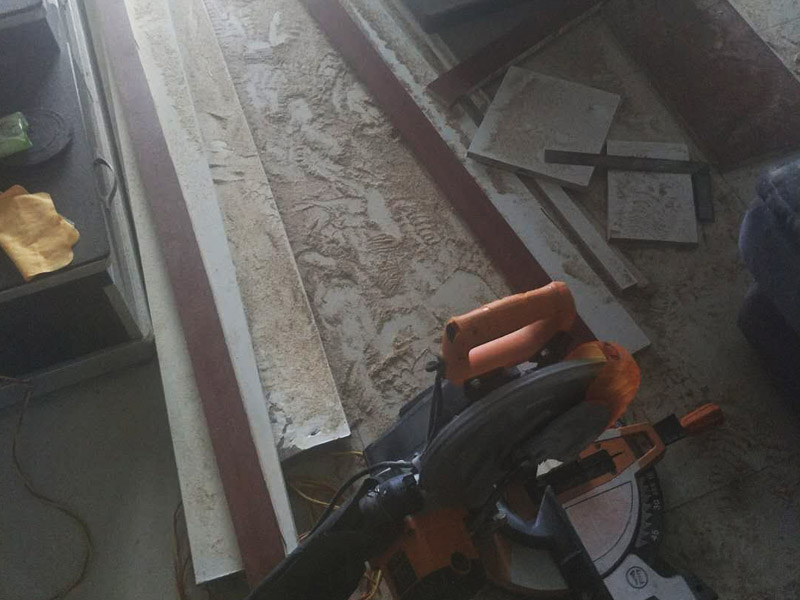 浴室柜和踢腳線安裝：1、與地磚一起鋪貼有些家居裝修安裝的為瓷磚踢腳線,瓷磚踢腳線和其他材質(zhì)的踢腳線安裝時(shí)間不同,瓷磚踢腳線在進(jìn)行地磚鋪貼的時(shí)候一塊進(jìn)行就行了。2、鋪貼壁紙后安裝有的家居墻面裝修選用了壁紙,這就需要在鋪貼完壁紙和地板以后再進(jìn)行踢腳線的安裝。3、刮大白前安裝踢腳線通常都會(huì)在裝修進(jìn)行刮大白這道工序前實(shí)行安裝,倘若先安裝地板和踢腳線再進(jìn)行刮大白,那刮大白的灰將會(huì)弄到地板和踢腳線上,難處理。