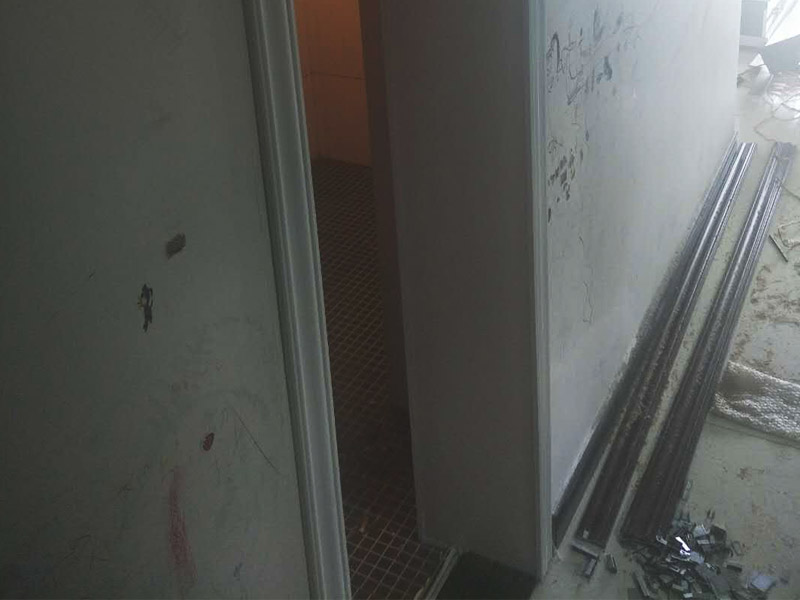 浴室柜和踢腳線安裝：1、與地磚一起鋪貼有些家居裝修安裝的為瓷磚踢腳線,瓷磚踢腳線和其他材質(zhì)的踢腳線安裝時(shí)間不同,瓷磚踢腳線在進(jìn)行地磚鋪貼的時(shí)候一塊進(jìn)行就行了。2、鋪貼壁紙后安裝有的家居墻面裝修選用了壁紙,這就需要在鋪貼完壁紙和地板以后再進(jìn)行踢腳線的安裝。3、刮大白前安裝踢腳線通常都會(huì)在裝修進(jìn)行刮大白這道工序前實(shí)行安裝,倘若先安裝地板和踢腳線再進(jìn)行刮大白,那刮大白的灰將會(huì)弄到地板和踢腳線上,難處理。