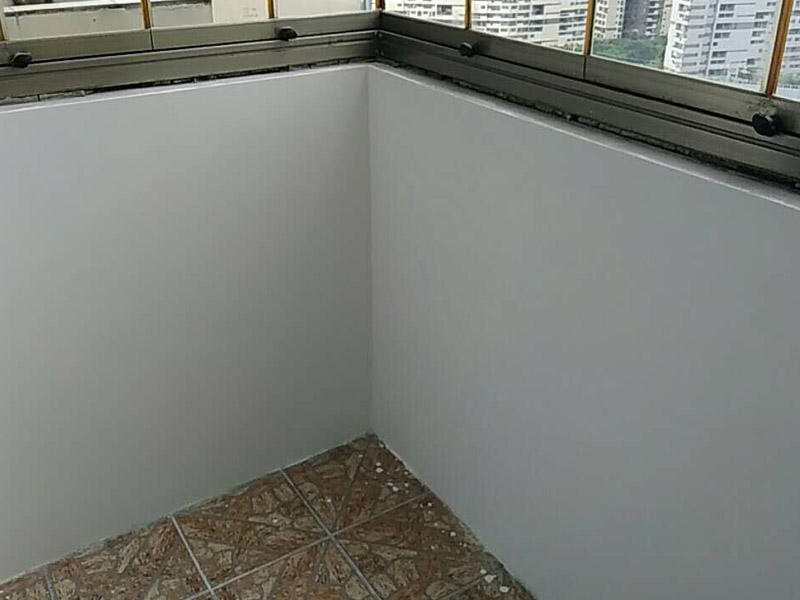 陽臺刷漆翻新裝修：如果你是用來曬衣服，放洗衣機的話。那么陽臺肯定是需要做防水的，而且貼瓷磚是首選，貼瓷磚的防水性能好，讓陽臺的使用壽命變得更長，如果你打算做陽臺休閑區(qū)，可以考慮刷乳膠漆。具體例子如下。陽臺美觀；如果陽臺與室內(nèi)打通的話，就要用跟室內(nèi)一致的?；u，這樣整體感更強。乳膠漆雖然顏色多樣，但是很難防水，而且得用專業(yè)的外墻漆，這樣才能避免墻皮開裂、發(fā)霉。有的人擔心貼瓷磚會影響墻面美觀，其實貼上淺色的瓷磚反而會顯得陽臺透亮，注意不要選顏色過深的。