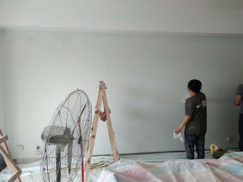 墻面壁紙更換：保證墻面堅(jiān)實(shí)、平坦，運(yùn)用鋼刷或是其他的工具收拾潔凈墻面，讓水泥墻面盡量無浮土、浮沉。在墻面輥一遍混凝土的界面劑，盡量均勻，待其單調(diào)后，就可以刮膩?zhàn)恿恕Ｒ话愕膲γ婀?遍面膩?zhàn)蛹纯?，不僅能找平，還能罩住底色。平坦度比較差的膩?zhàn)右诓糠侄喙螏妆?。用砂紙打磨膩?zhàn)?。膩?zhàn)油耆蠌?qiáng)度之后(5-7天)會(huì)變得十分堅(jiān)實(shí)，這時(shí)再打磨就會(huì)變得十分困難。所以，主張刮過膩?zhàn)又蟮?~2天便開始進(jìn)行膩?zhàn)哟蚰?。這是為了在墻面和壁紙之間構(gòu)成一道維護(hù)膜，既安靖了墻面，又能防止水分、鹽、堿滲透腐蝕墻紙，可以有用維護(hù)壁紙材料不受霉菌的腐蝕。