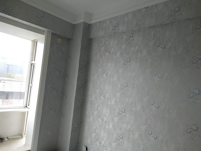 墻面壁紙更換：保證墻面堅(jiān)實(shí)、平坦，運(yùn)用鋼刷或是其他的工具收拾潔凈墻面，讓水泥墻面盡量無浮土、浮沉。在墻面輥一遍混凝土的界面劑，盡量均勻，待其單調(diào)后，就可以刮膩?zhàn)恿?。一般的墻面?遍面膩?zhàn)蛹纯桑粌H能找平，還能罩住底色。平坦度比較差的膩?zhàn)右诓糠侄喙螏妆椤Ｓ蒙凹埓蚰ツ佔(zhàn)?。膩?zhàn)油耆蠌?qiáng)度之后(5-7天)會(huì)變得十分堅(jiān)實(shí)，這時(shí)再打磨就會(huì)變得十分困難。所以，主張刮過膩?zhàn)又蟮?~2天便開始進(jìn)行膩?zhàn)哟蚰?。這是為了在墻面和壁紙之間構(gòu)成一道維護(hù)膜，既安靖了墻面，又能防止水分、鹽、堿滲透腐蝕墻紙，可以有用維護(hù)壁紙材料不受霉菌的腐蝕。