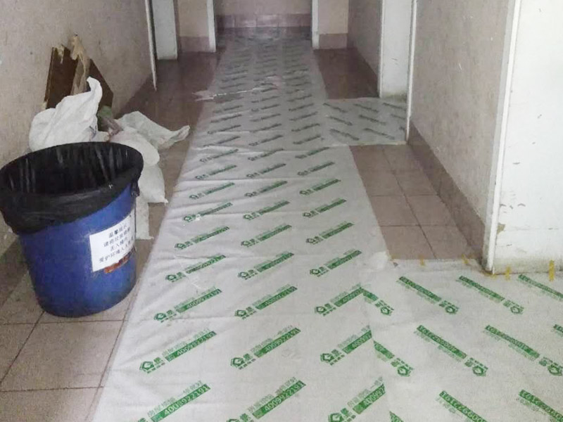 墻面壁紙更換：保證墻面堅(jiān)實(shí)、平坦，運(yùn)用鋼刷或是其他的工具收拾潔凈墻面，讓水泥墻面盡量無浮土、浮沉。在墻面輥一遍混凝土的界面劑，盡量均勻，待其單調(diào)后，就可以刮膩?zhàn)恿恕Ｒ话愕膲γ婀?遍面膩?zhàn)蛹纯?，不僅能找平，還能罩住底色。平坦度比較差的膩?zhàn)右诓糠侄喙螏妆?。用砂紙打磨膩?zhàn)印Ｄ佔(zhàn)油耆蠌?qiáng)度之后(5-7天)會(huì)變得十分堅(jiān)實(shí)，這時(shí)再打磨就會(huì)變得十分困難。所以，主張刮過膩?zhàn)又蟮?~2天便開始進(jìn)行膩?zhàn)哟蚰?。這是為了在墻面和壁紙之間構(gòu)成一道維護(hù)膜，既安靖了墻面，又能防止水分、鹽、堿滲透腐蝕墻紙，可以有用維護(hù)壁紙材料不受霉菌的腐蝕。