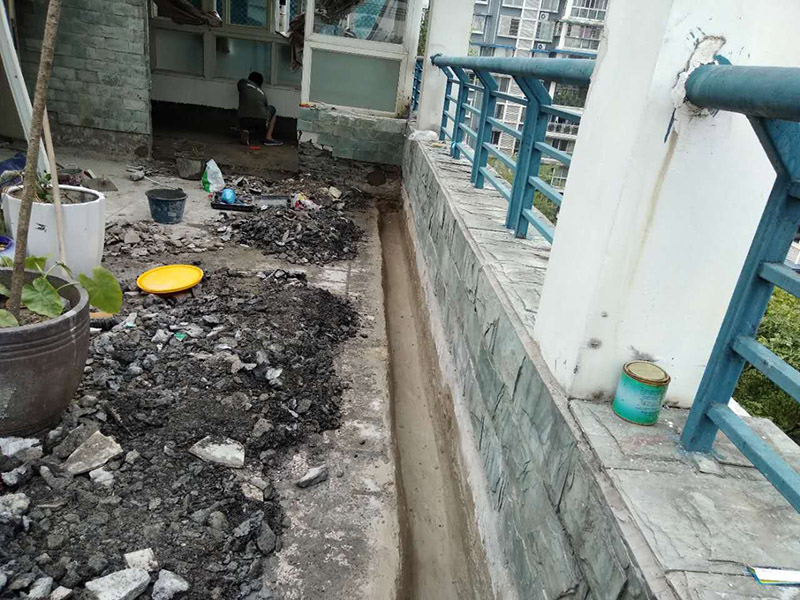 屋頂排水溝抹灰防水裝修：1．在干燥基面上施工防水涂料前應(yīng)先濕潤基面至無明水為準(zhǔn)，若基面潮濕但無明水可直接施工。 2．按配比先將防水漿料乳液倒入拌料桶中，然后再將粉料倒入，充分?jǐn)嚢柚辆鶆?、無料粒糊狀，靜置十分鐘后再攪拌一下，效果更佳。 3．用毛刷或滾刷直接將膠漿涂刷在基面上，待第一層完全干透后（約2小時或手擦不粘為準(zhǔn)），再涂刷第二遍，兩遍的涂刷方向應(yīng)交錯。 4．在操作進(jìn)程中應(yīng)保持間斷性攪拌以防止膠漿沉淀。aqbzp_9 5．待防水層完全干固后，方可在其上面做砂漿保護(hù)層或其它覆蓋層。