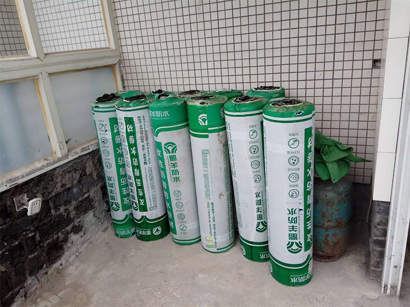 屋頂排水溝抹灰防水裝修：1．在干燥基面上施工防水涂料前應(yīng)先濕潤基面至無明水為準(zhǔn)，若基面潮濕但無明水可直接施工。 2．按配比先將防水漿料乳液倒入拌料桶中，然后再將粉料倒入，充分?jǐn)嚢柚辆鶆颉o料粒糊狀，靜置十分鐘后再攪拌一下，效果更佳。 3．用毛刷或滾刷直接將膠漿涂刷在基面上，待第一層完全干透后（約2小時或手擦不粘為準(zhǔn)），再涂刷第二遍，兩遍的涂刷方向應(yīng)交錯。 4．在操作進(jìn)程中應(yīng)保持間斷性攪拌以防止膠漿沉淀。aqbzp_9 5．待防水層完全干固后，方可在其上面做砂漿保護(hù)層或其它覆蓋層。