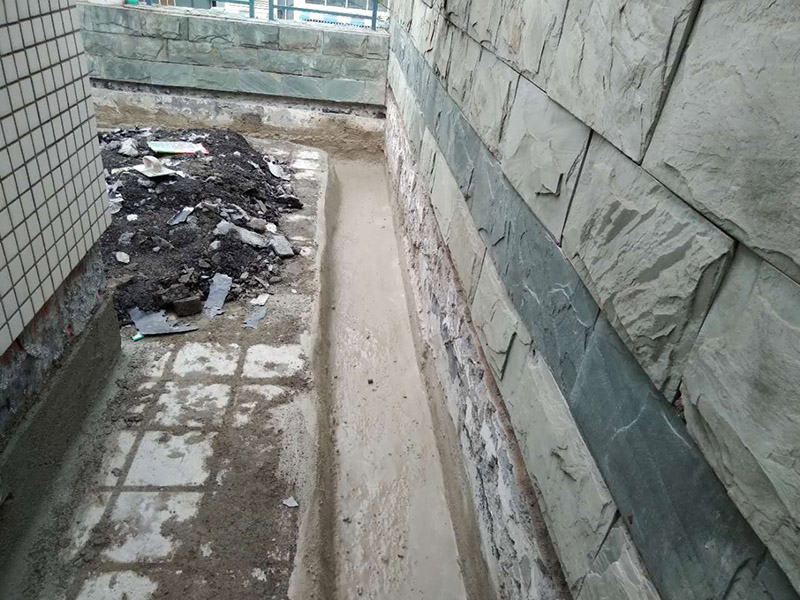 屋頂排水溝抹灰防水裝修：1．在干燥基面上施工防水涂料前應(yīng)先濕潤基面至無明水為準(zhǔn)，若基面潮濕但無明水可直接施工。 2．按配比先將防水漿料乳液倒入拌料桶中，然后再將粉料倒入，充分?jǐn)嚢柚辆鶆?、無料粒糊狀，靜置十分鐘后再攪拌一下，效果更佳。 3．用毛刷或滾刷直接將膠漿涂刷在基面上，待第一層完全干透后（約2小時或手擦不粘為準(zhǔn)），再涂刷第二遍，兩遍的涂刷方向應(yīng)交錯。 4．在操作進(jìn)程中應(yīng)保持間斷性攪拌以防止膠漿沉淀。aqbzp_9 5．待防水層完全干固后，方可在其上面做砂漿保護(hù)層或其它覆蓋層。