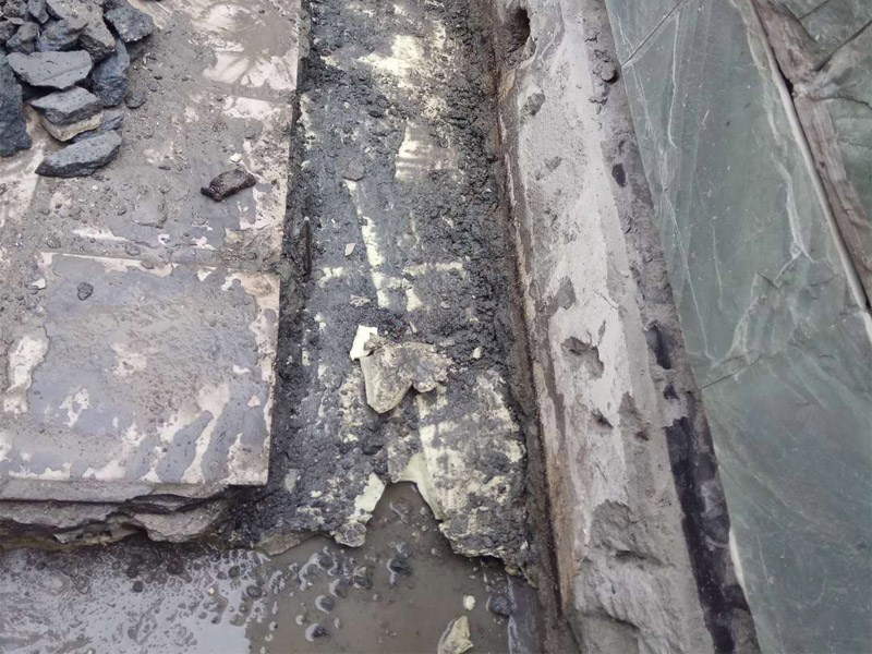 屋頂排水溝抹灰防水裝修：1．在干燥基面上施工防水涂料前應(yīng)先濕潤基面至無明水為準(zhǔn)，若基面潮濕但無明水可直接施工。 2．按配比先將防水漿料乳液倒入拌料桶中，然后再將粉料倒入，充分?jǐn)嚢柚辆鶆颉o料粒糊狀，靜置十分鐘后再攪拌一下，效果更佳。 3．用毛刷或滾刷直接將膠漿涂刷在基面上，待第一層完全干透后（約2小時或手擦不粘為準(zhǔn)），再涂刷第二遍，兩遍的涂刷方向應(yīng)交錯。 4．在操作進(jìn)程中應(yīng)保持間斷性攪拌以防止膠漿沉淀。aqbzp_9 5．待防水層完全干固后，方可在其上面做砂漿保護(hù)層或其它覆蓋層。