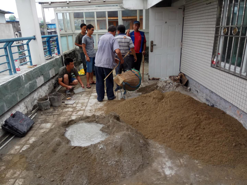 屋頂排水溝抹灰防水裝修：1．在干燥基面上施工防水涂料前應(yīng)先濕潤基面至無明水為準(zhǔn)，若基面潮濕但無明水可直接施工。 2．按配比先將防水漿料乳液倒入拌料桶中，然后再將粉料倒入，充分?jǐn)嚢柚辆鶆颉o料粒糊狀，靜置十分鐘后再攪拌一下，效果更佳。 3．用毛刷或滾刷直接將膠漿涂刷在基面上，待第一層完全干透后（約2小時或手擦不粘為準(zhǔn)），再涂刷第二遍，兩遍的涂刷方向應(yīng)交錯。 4．在操作進(jìn)程中應(yīng)保持間斷性攪拌以防止膠漿沉淀。aqbzp_9 5．待防水層完全干固后，方可在其上面做砂漿保護(hù)層或其它覆蓋層。