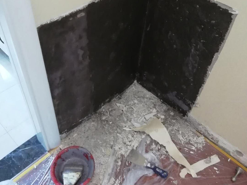 局部墻面修補(bǔ)維修：白墻或者裸墻局部鼓起或者輕微龜裂剝落的話，可以把出現(xiàn)問題的地方鏟除，并將鏟除后的邊緣磨平滑后，重新刮一次膩子，上底漆，再刷再涂，這樣就可以及時修補(bǔ)，不過可能會跟原來的墻面有一點(diǎn)色差。 對于局部剝落比較嚴(yán)重的情況，就有必要考慮是否是墻面基底根本沒做好的原因。將原墻體鏟除至墻面基層，用界面劑或者封固底漆重新涂刷一遍，再按照粉刷石膏找平、貼網(wǎng)格布(加固防裂)、批刮墻襯三遍后打磨平整，整個基層質(zhì)量此時就會好很多。