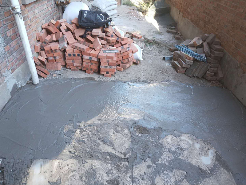 地面基層加固裝修：1.清理基層，清除磚柱上的管線和裝飾層，檢查柱根;別砌損壞的磚，清除 裂縫內(nèi)的粉塵。2.根據(jù)不同的加固形式，采用不同的連接措施，單側(cè)加固時(shí)，用混凝士釘或膨脹螺栓連接，雙面加固時(shí)，用封閉箍筋連接，當(dāng)柱較寬時(shí)，沿高度每隔5皮打掉一塊，增強(qiáng)混凝土與原柱的咬合，有利于共同受力。3.綁扎鋼筋:用外包鋼筋混凝土加固，綁扎的鋼筋應(yīng)與磚柱固定牢靠，控制好位置保護(hù)層厚度。4.澆筑混凝士:外包混凝士宜用噴射扶施工，具體步驟參照4.1節(jié)中噴射混凝土施工工藝流程:上部與樓板接縫，應(yīng)用干硬性混凝土填塞嚴(yán)實(shí);強(qiáng)度尊級(jí)符合勘察加固設(shè)計(jì)要求。5.將混凝t表面抹平壓實(shí)。6.待混凝土終凝后，每天澆水3~5次，進(jìn)行養(yǎng)護(hù)。