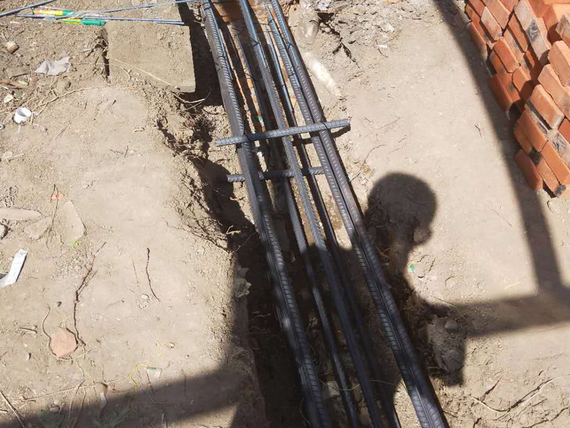 地面基層加固裝修：1.清理基層，清除磚柱上的管線和裝飾層，檢查柱根;別砌損壞的磚，清除 裂縫內(nèi)的粉塵。2.根據(jù)不同的加固形式，采用不同的連接措施，單側(cè)加固時(shí)，用混凝士釘或膨脹螺栓連接，雙面加固時(shí)，用封閉箍筋連接，當(dāng)柱較寬時(shí)，沿高度每隔5皮打掉一塊，增強(qiáng)混凝土與原柱的咬合，有利于共同受力。3.綁扎鋼筋:用外包鋼筋混凝土加固，綁扎的鋼筋應(yīng)與磚柱固定牢靠，控制好位置保護(hù)層厚度。4.澆筑混凝士:外包混凝士宜用噴射扶施工，具體步驟參照4.1節(jié)中噴射混凝土施工工藝流程:上部與樓板接縫，應(yīng)用干硬性混凝土填塞嚴(yán)實(shí);強(qiáng)度尊級(jí)符合勘察加固設(shè)計(jì)要求。5.將混凝t表面抹平壓實(shí)。6.待混凝土終凝后，每天澆水3~5次，進(jìn)行養(yǎng)護(hù)。