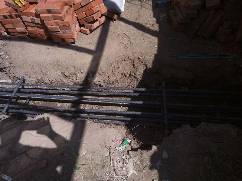 地面基層加固裝修：1.清理基層，清除磚柱上的管線和裝飾層，檢查柱根;別砌損壞的磚，清除 裂縫內(nèi)的粉塵。2.根據(jù)不同的加固形式，采用不同的連接措施，單側(cè)加固時(shí)，用混凝士釘或膨脹螺栓連接，雙面加固時(shí)，用封閉箍筋連接，當(dāng)柱較寬時(shí)，沿高度每隔5皮打掉一塊，增強(qiáng)混凝土與原柱的咬合，有利于共同受力。3.綁扎鋼筋:用外包鋼筋混凝土加固，綁扎的鋼筋應(yīng)與磚柱固定牢靠，控制好位置保護(hù)層厚度。4.澆筑混凝士:外包混凝士宜用噴射扶施工，具體步驟參照4.1節(jié)中噴射混凝土施工工藝流程:上部與樓板接縫，應(yīng)用干硬性混凝土填塞嚴(yán)實(shí);強(qiáng)度尊級(jí)符合勘察加固設(shè)計(jì)要求。5.將混凝t表面抹平壓實(shí)。6.待混凝土終凝后，每天澆水3~5次，進(jìn)行養(yǎng)護(hù)。