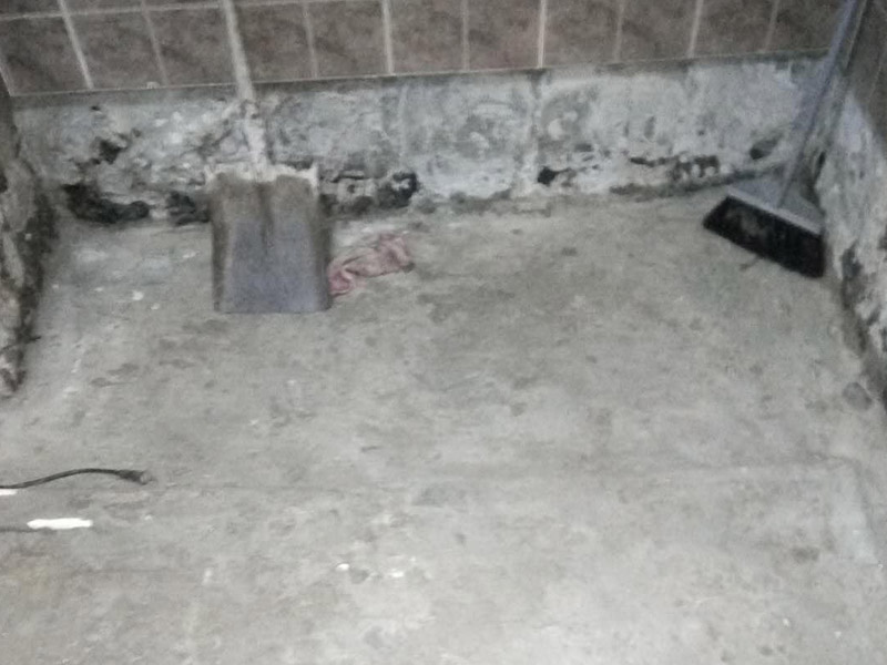 衛(wèi)生間地面拆除裝修：1、若是家里的地磚已經(jīng)是出現(xiàn)部分破損、很多空鼓或者剝落、外層釉質(zhì)已經(jīng)磨損，或難洗的污漬，通常這時(shí)就要對(duì)地磚進(jìn)行拆除更新才行，或是對(duì)它進(jìn)行簡(jiǎn)單修補(bǔ)一下就可以了。假如只考慮更換幾塊地磚，這種難度就會(huì)比較大，因?yàn)槭褂昧撕芏嗄曛螅锌赡軙?huì)出現(xiàn)找不到色彩一樣的地磚情況，這樣下去就會(huì)影響美觀。2、假如是為了節(jié)省開(kāi)支或者手頭不寬裕，那么在地磚基礎(chǔ)完好的情況可以不更換，但是一定要在裝修后期，把所有地磚勾縫鏟除重新做。因?yàn)橐郧伴L(zhǎng)期使用過(guò)的地磚縫中會(huì)有很多細(xì)菌或臟污存在，必須清除，并且重新勾縫后會(huì)顯得更好看。通常情況下，我們建議您在改造時(shí)把廚房和衛(wèi)生間的地磚一起拆除重做。