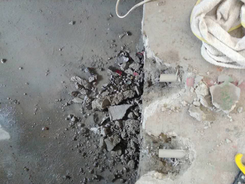 廁所刷防水裝修：第一步：清理墻面和地面 在涂刷防水涂層之前，先要清理墻面和地面，同時要用連接的氣泵皮管吹盡陰角處的浮沉。第二步：刷防水涂料：刷防水涂料時先刷墻角部位，交接處應(yīng)有200mm，不得有漏刷情況。第一遍涂刷墻面時，應(yīng)上下縱向涂刷，第二遍涂刷墻體，應(yīng)左右橫向涂刷。注意、第二遍防水涂料間需要有一定時間間隔，待遍涂料干透后才能進(jìn)行第二遍，具體時間視涂料而定。第三步：閉水試驗：在涂刷完防水涂料后，不能立刻貼瓷磚，還必須進(jìn)行防水測試。堵住衛(wèi)生間排水口、地漏等，然后將衛(wèi)生間積水2~3cm。24小時后到樓下查看是否有水滲漏，一旦發(fā)現(xiàn)有滲水痕跡，必須馬上返工。