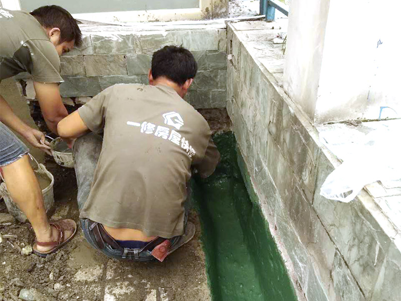 屋頂排水溝改造防水：一、確定排水坡面的數(shù)目：一般情況下，臨街建筑平屋頂屋面寬度小于12m時(shí)，可采用單坡排水；其寬度大于12m時(shí)，宜采用雙坡排水。坡屋頂應(yīng)結(jié)合建筑造型要求選擇單坡、雙坡或四坡排水。二、劃分排水區(qū)：劃分排水區(qū)的目的在于合理地布置水落管。排水區(qū)的面積是指屋面水平投影的面積，每一根水落管的屋面最大匯水面積不宜大于200m2。雨水口的間距在18~24m。三、確定天溝所用材料和斷面形式及尺寸天溝即屋面上的排水溝，位于檐口部位時(shí)又稱檐溝。設(shè)置天溝的目的是匯集屋面雨水，并將屋面雨水有組織地迅速排除。天溝根據(jù)屋頂類型的不同有多種做法。如坡屋頂中可用鋼筋混凝土、鍍鋅鐵皮、石棉水泥等材料做成槽形或三角形天溝。平屋頂?shù)奶鞙弦话阌娩摻罨炷林谱?，?dāng)采用女兒墻外排水方案時(shí)，可利用傾斜的屋面與垂直的墻面構(gòu)成三角形天溝；當(dāng)采用檐溝外排水方案時(shí)，通常用專用的槽形板做成矩形天溝。