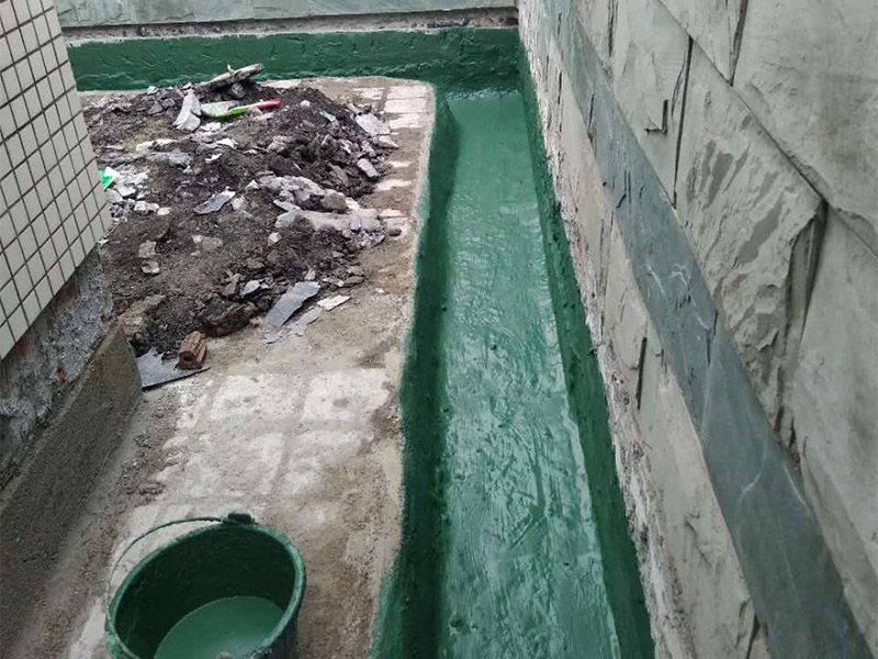 屋頂排水溝改造防水：一、確定排水坡面的數(shù)目：一般情況下，臨街建筑平屋頂屋面寬度小于12m時(shí)，可采用單坡排水；其寬度大于12m時(shí)，宜采用雙坡排水。坡屋頂應(yīng)結(jié)合建筑造型要求選擇單坡、雙坡或四坡排水。二、劃分排水區(qū)：劃分排水區(qū)的目的在于合理地布置水落管。排水區(qū)的面積是指屋面水平投影的面積，每一根水落管的屋面最大匯水面積不宜大于200m2。雨水口的間距在18~24m。三、確定天溝所用材料和斷面形式及尺寸天溝即屋面上的排水溝，位于檐口部位時(shí)又稱檐溝。設(shè)置天溝的目的是匯集屋面雨水，并將屋面雨水有組織地迅速排除。天溝根據(jù)屋頂類型的不同有多種做法。如坡屋頂中可用鋼筋混凝土、鍍鋅鐵皮、石棉水泥等材料做成槽形或三角形天溝。平屋頂?shù)奶鞙弦话阌娩摻罨炷林谱?，?dāng)采用女兒墻外排水方案時(shí)，可利用傾斜的屋面與垂直的墻面構(gòu)成三角形天溝；當(dāng)采用檐溝外排水方案時(shí)，通常用專用的槽形板做成矩形天溝。