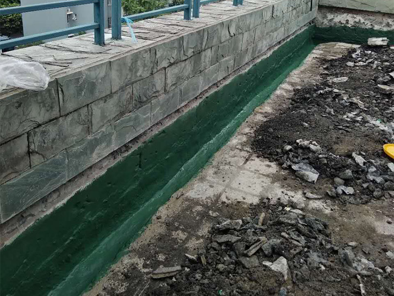 屋頂排水溝改造防水：一、確定排水坡面的數(shù)目：一般情況下，臨街建筑平屋頂屋面寬度小于12m時(shí)，可采用單坡排水；其寬度大于12m時(shí)，宜采用雙坡排水。坡屋頂應(yīng)結(jié)合建筑造型要求選擇單坡、雙坡或四坡排水。二、劃分排水區(qū)：劃分排水區(qū)的目的在于合理地布置水落管。排水區(qū)的面積是指屋面水平投影的面積，每一根水落管的屋面最大匯水面積不宜大于200m2。雨水口的間距在18~24m。三、確定天溝所用材料和斷面形式及尺寸天溝即屋面上的排水溝，位于檐口部位時(shí)又稱檐溝。設(shè)置天溝的目的是匯集屋面雨水，并將屋面雨水有組織地迅速排除。天溝根據(jù)屋頂類型的不同有多種做法。如坡屋頂中可用鋼筋混凝土、鍍鋅鐵皮、石棉水泥等材料做成槽形或三角形天溝。平屋頂?shù)奶鞙弦话阌娩摻罨炷林谱?，?dāng)采用女兒墻外排水方案時(shí)，可利用傾斜的屋面與垂直的墻面構(gòu)成三角形天溝；當(dāng)采用檐溝外排水方案時(shí)，通常用專用的槽形板做成矩形天溝。