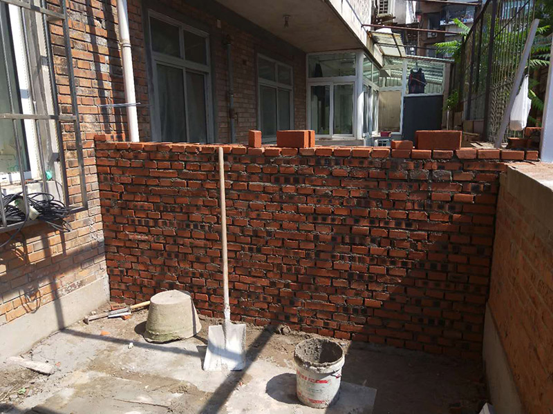 庭院砌墻裝修：首先準備好材料，有輕質(zhì)磚、鋼筋、水泥沙等。這些基礎材料一般不會出問題，注意購買中沙。攪拌好水泥砂漿，就可以開始砌墻了。砌墻雖然簡單，但最好也要有圖紙，有些地方需要錯開砌，這樣保證位置正確、工藝標準。新舊墻體連接處，需要植筋，這樣墻體連接穩(wěn)固。植筋需要打鋼筋進舊墻體，深度要深；植筋出間隔大約為50厘米。墻上如果有門，需要做門梁，梁內(nèi)要有鋼筋。墻體砌好后，在水泥批蕩前，最好掛網(wǎng)處理，這樣水泥砂漿和墻體能更好結合，防止以后出現(xiàn)裂痕。批蕩后，要保養(yǎng)一段時間。就是定期灑點水上去啦。