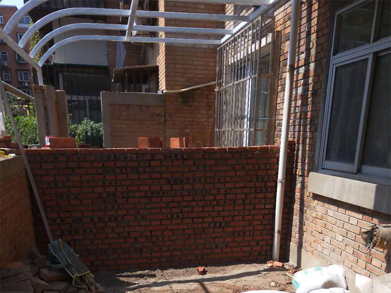 庭院砌墻裝修：首先準備好材料，有輕質(zhì)磚、鋼筋、水泥沙等。這些基礎材料一般不會出問題，注意購買中沙。攪拌好水泥砂漿，就可以開始砌墻了。砌墻雖然簡單，但最好也要有圖紙，有些地方需要錯開砌，這樣保證位置正確、工藝標準。新舊墻體連接處，需要植筋，這樣墻體連接穩(wěn)固。植筋需要打鋼筋進舊墻體，深度要深；植筋出間隔大約為50厘米。墻上如果有門，需要做門梁，梁內(nèi)要有鋼筋。墻體砌好后，在水泥批蕩前，最好掛網(wǎng)處理，這樣水泥砂漿和墻體能更好結合，防止以后出現(xiàn)裂痕。批蕩后，要保養(yǎng)一段時間。就是定期灑點水上去啦。