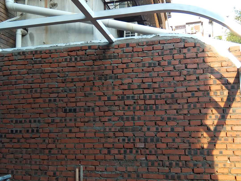 庭院砌墻裝修：首先準備好材料，有輕質(zhì)磚、鋼筋、水泥沙等。這些基礎材料一般不會出問題，注意購買中沙。攪拌好水泥砂漿，就可以開始砌墻了。砌墻雖然簡單，但最好也要有圖紙，有些地方需要錯開砌，這樣保證位置正確、工藝標準。新舊墻體連接處，需要植筋，這樣墻體連接穩(wěn)固。植筋需要打鋼筋進舊墻體，深度要深；植筋出間隔大約為50厘米。墻上如果有門，需要做門梁，梁內(nèi)要有鋼筋。墻體砌好后，在水泥批蕩前，最好掛網(wǎng)處理，這樣水泥砂漿和墻體能更好結合，防止以后出現(xiàn)裂痕。批蕩后，要保養(yǎng)一段時間。就是定期灑點水上去啦。