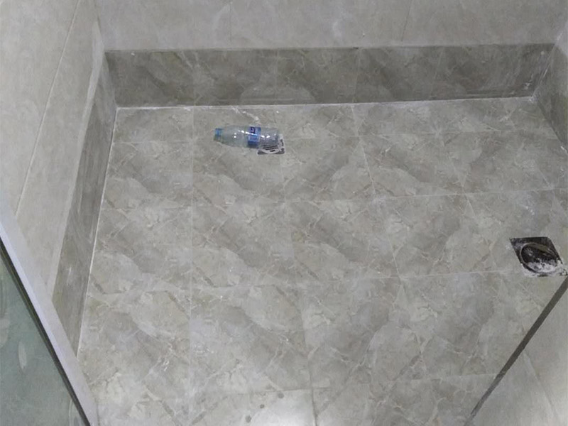 衛(wèi)生間貼瓷磚：瓷磚內(nèi)部有很多細(xì)微的空隙，具有一定的吸水性。如果不泡水或泡水不充分就直接鋪貼的話，瓷磚會將水泥的水分吸走，使得瓷磚與水泥連接部分出現(xiàn)空隙，粘結(jié)不牢，從而造成空鼓、瓷磚脫落等問題；墻面在貼磚前要檢查清理，如果墻體有裂紋必須先進(jìn)行處理；鋪貼瓷磚時，應(yīng)及時將瓷磚縫中多余的粘接材料刮理干凈，等粘接材料凝固后，可以用白水泥、石膏灰漿或色漿將接縫刷一遍，并用棉紗將灰漿擦勻、填滿。