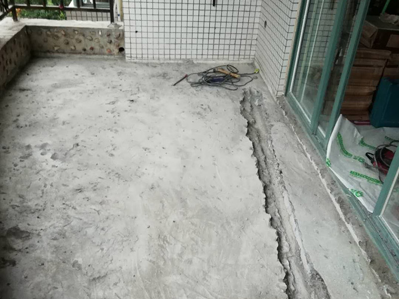 陽臺瓷磚拆除重裝：1、施工前，磚墻及附近區(qū)域灑適量水，減少灰塵對環(huán)境的污染，做到文明施工。     2、根據(jù)施工現(xiàn)場的實際情況，墻體拆除采用人工拆除（用一些簡單工具，如錘子、撬棍、鐵鍬、瓦刀等）的方法施工。拆除時，自上而下，不許用推到或拉倒方法拆除。     3、拆除時，將墻體劃分成若干段，每段的寬度大致與活動腳手架寬度相等，活動腳手架要有專人看護，自上而下，分層次，水平拆除。     4、拆除時，施工人員要站在穩(wěn)固的平臺上，禁止站在柱、墻截面上作業(yè)。     5、拆除完后，建筑垃圾要求外運，然后現(xiàn)場清潔干凈。