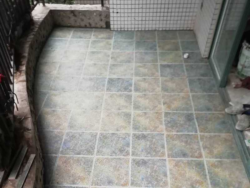 陽臺瓷磚拆除重裝：1、施工前，磚墻及附近區(qū)域灑適量水，減少灰塵對環(huán)境的污染，做到文明施工。     2、根據(jù)施工現(xiàn)場的實際情況，墻體拆除采用人工拆除（用一些簡單工具，如錘子、撬棍、鐵鍬、瓦刀等）的方法施工。拆除時，自上而下，不許用推到或拉倒方法拆除。     3、拆除時，將墻體劃分成若干段，每段的寬度大致與活動腳手架寬度相等，活動腳手架要有專人看護，自上而下，分層次，水平拆除。     4、拆除時，施工人員要站在穩(wěn)固的平臺上，禁止站在柱、墻截面上作業(yè)。     5、拆除完后，建筑垃圾要求外運，然后現(xiàn)場清潔干凈。