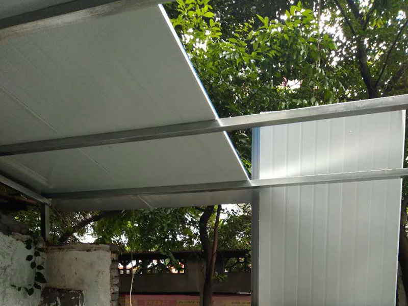 夾心彩鋼棚安裝：1、在進(jìn)行彩鋼夾芯板安裝的時(shí)候搬運(yùn)板材是常有的事,但搬運(yùn)也是有講究的,應(yīng)該小心的把兩頭同時(shí)抬起.這樣就可以防止損壞它的表面氧化膜。2、彩鋼夾芯板的固定方式,一般是有兩個(gè)；我們可以用自攻螺釘穿過(guò)墻板,來(lái)直接將夾心板固定在墻面次結(jié)構(gòu)上。3、在安裝的時(shí)候,也需要用到耐候膠(玻璃膠),注意利用耐候膠嵌縫密封的時(shí)候要保持它的緊密性,這樣就可以有效的防塵與雨水滲漏。4、對(duì)于安裝結(jié)束收尾的時(shí)候,我們還需要進(jìn)行檢查,在安裝完工后 我們要從上到下,進(jìn)行逐層的把墻板表面保護(hù)膜去掉,并逐層拆架,拆架注意墻板不能被劃傷或者是碰傷,檢查和清掃一些粘結(jié)物以及塵土等。