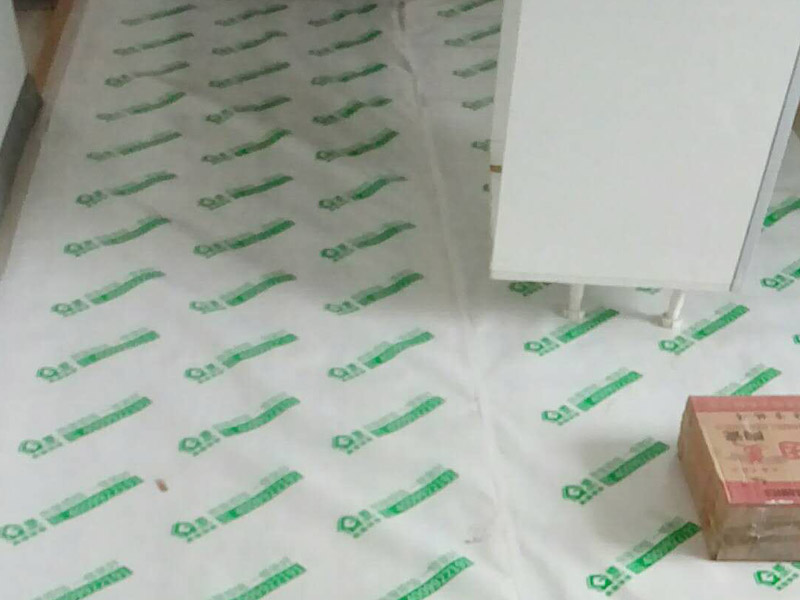 馬桶下水管維修：1、大多數(shù)人的解決辦法就是找專門維修解決下水管漏水的工人，其實不然，很多時候只要找對了下水管漏水的原因，我們自己就可以動手解決下水管漏水的問題。如果是下水管破裂，更換新的；如果是零件松動，可以找扳手，把零件擰緊，再用專門的膠粘劑，用布袋或者其他材料纏繞水管。2、維修處理辦法，就是用玻璃膠涂膜在水管破裂的周圍，或者是下水管漏水的位置，之后，先不要忙用水，等到第二天再用水，試看看衛(wèi)生間下水管漏水是否維修好，如果沒有漏水了，就說明玻璃膠已經把漏水的地方粘接在了一起。