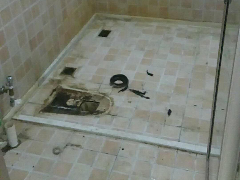 馬桶下水管維修：1、大多數(shù)人的解決辦法就是找專門維修解決下水管漏水的工人，其實不然，很多時候只要找對了下水管漏水的原因，我們自己就可以動手解決下水管漏水的問題。如果是下水管破裂，更換新的；如果是零件松動，可以找扳手，把零件擰緊，再用專門的膠粘劑，用布袋或者其他材料纏繞水管。2、維修處理辦法，就是用玻璃膠涂膜在水管破裂的周圍，或者是下水管漏水的位置，之后，先不要忙用水，等到第二天再用水，試看看衛(wèi)生間下水管漏水是否維修好，如果沒有漏水了，就說明玻璃膠已經把漏水的地方粘接在了一起。