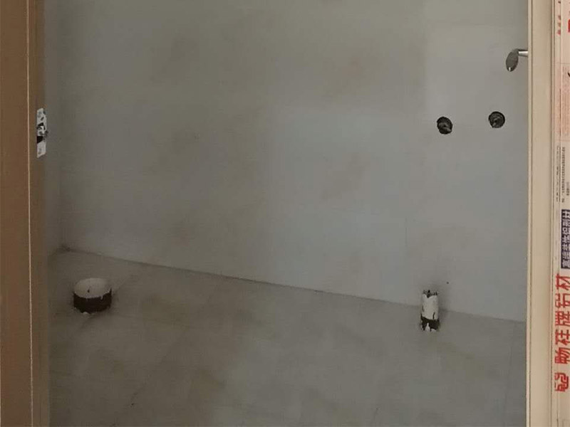 新房裝修案例：到施工階段，主體拆改是最先上的一個(gè)項(xiàng)目，主要包括拆墻、砌墻、鏟墻皮、拆暖氣、換塑鋼窗等等。主體拆改說白了，就是先把工地的框架先搭起來。水電路改造之前，主體結(jié)構(gòu)拆改應(yīng)該基本完成了。在水電改造和主體拆改之間，還應(yīng)該進(jìn)行櫥柜的第一次測量。木工、瓦工、油工是施工的&ldquo;三兄弟&rdquo;，基本出場順序是：木瓦油，出場原則是&mdash;&mdash;&ldquo;誰臟誰先上&rdquo;，這也是決定家裝順序的基本原則之一。其實(shí)像包立管、做裝飾吊頂、貼石膏線之類的木工活從某種意義上說也可以作為主體拆改的細(xì)環(huán)節(jié)考慮，本身和水電路改造并不沖突，有時(shí)候還需要一些配合。在廚衛(wèi)吊頂?shù)耐瑫r(shí)，廚衛(wèi)的防潮吸頂燈、浴霸應(yīng)該已經(jīng)買好了，最好把廚衛(wèi)吸頂燈、排風(fēng)扇(浴霸)同時(shí)裝好，或者留出線頭和開孔。吊頂結(jié)束后，可以約櫥柜上門安裝了。同時(shí)安裝的還有水槽和煤氣灶，櫥柜安裝之前最好協(xié)調(diào)物業(yè)把煤氣通了，方便煤氣灶裝好之后需要試氣。