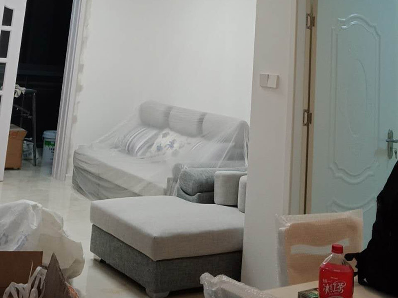 新房裝修案例：到施工階段，主體拆改是最先上的一個(gè)項(xiàng)目，主要包括拆墻、砌墻、鏟墻皮、拆暖氣、換塑鋼窗等等。主體拆改說白了，就是先把工地的框架先搭起來。水電路改造之前，主體結(jié)構(gòu)拆改應(yīng)該基本完成了。在水電改造和主體拆改之間，還應(yīng)該進(jìn)行櫥柜的第一次測量。木工、瓦工、油工是施工的&ldquo;三兄弟&rdquo;，基本出場順序是：木瓦油，出場原則是&mdash;&mdash;&ldquo;誰臟誰先上&rdquo;，這也是決定家裝順序的基本原則之一。其實(shí)像包立管、做裝飾吊頂、貼石膏線之類的木工活從某種意義上說也可以作為主體拆改的細(xì)環(huán)節(jié)考慮，本身和水電路改造并不沖突，有時(shí)候還需要一些配合。在廚衛(wèi)吊頂?shù)耐瑫r(shí)，廚衛(wèi)的防潮吸頂燈、浴霸應(yīng)該已經(jīng)買好了，最好把廚衛(wèi)吸頂燈、排風(fēng)扇(浴霸)同時(shí)裝好，或者留出線頭和開孔。吊頂結(jié)束后，可以約櫥柜上門安裝了。同時(shí)安裝的還有水槽和煤氣灶，櫥柜安裝之前最好協(xié)調(diào)物業(yè)把煤氣通了，方便煤氣灶裝好之后需要試氣。