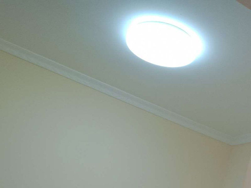 新房裝修案例：到施工階段，主體拆改是最先上的一個(gè)項(xiàng)目，主要包括拆墻、砌墻、鏟墻皮、拆暖氣、換塑鋼窗等等。主體拆改說白了，就是先把工地的框架先搭起來。水電路改造之前，主體結(jié)構(gòu)拆改應(yīng)該基本完成了。在水電改造和主體拆改之間，還應(yīng)該進(jìn)行櫥柜的第一次測量。木工、瓦工、油工是施工的&ldquo;三兄弟&rdquo;，基本出場順序是：木瓦油，出場原則是&mdash;&mdash;&ldquo;誰臟誰先上&rdquo;，這也是決定家裝順序的基本原則之一。其實(shí)像包立管、做裝飾吊頂、貼石膏線之類的木工活從某種意義上說也可以作為主體拆改的細(xì)環(huán)節(jié)考慮，本身和水電路改造并不沖突，有時(shí)候還需要一些配合。在廚衛(wèi)吊頂?shù)耐瑫r(shí)，廚衛(wèi)的防潮吸頂燈、浴霸應(yīng)該已經(jīng)買好了，最好把廚衛(wèi)吸頂燈、排風(fēng)扇(浴霸)同時(shí)裝好，或者留出線頭和開孔。吊頂結(jié)束后，可以約櫥柜上門安裝了。同時(shí)安裝的還有水槽和煤氣灶，櫥柜安裝之前最好協(xié)調(diào)物業(yè)把煤氣通了，方便煤氣灶裝好之后需要試氣。