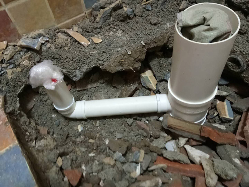 廁所管道重裝，地面找平：1、關(guān)閉水管總閥。(即水表前面的水管開關(guān))2、打開水龍頭20分鐘，確保沒水再滴后關(guān)閉所有的水龍頭。3、關(guān)閉馬桶水箱和洗衣機等進水開關(guān)。4、打開水管總閥。5、打開總閥后20分鐘，查看水表是否走動，包括緩慢的走動。如果有走動，即為漏水了。如果沒有走動，可能沒事。建議施工完一定要進行水壓測試實驗，一般打壓8公斤，時間20-30分鐘。 在地面找平工程上，我們需要注意3個小方面，即平整度、地面抹灰及養(yǎng)護。地面找平對平整度有極高的要求，它通常將地面平整度分為3個環(huán)節(jié)分別采取不同的措施進行修整，嚴格控制地面落差。另一方面，地面抹灰是地面找平不可缺少的一個環(huán)節(jié)，我們常根據(jù)面層抹灰的厚度來找出地面抹平的基準線。最后但同樣重要的是地面的養(yǎng)護，在地面找平工作完成后是需要對地面進行養(yǎng)護的，我們可以通過適量灑水養(yǎng)護，并且養(yǎng)護的時間應(yīng)該不少于7天，這樣才能保證地面找平工程的質(zhì)量。