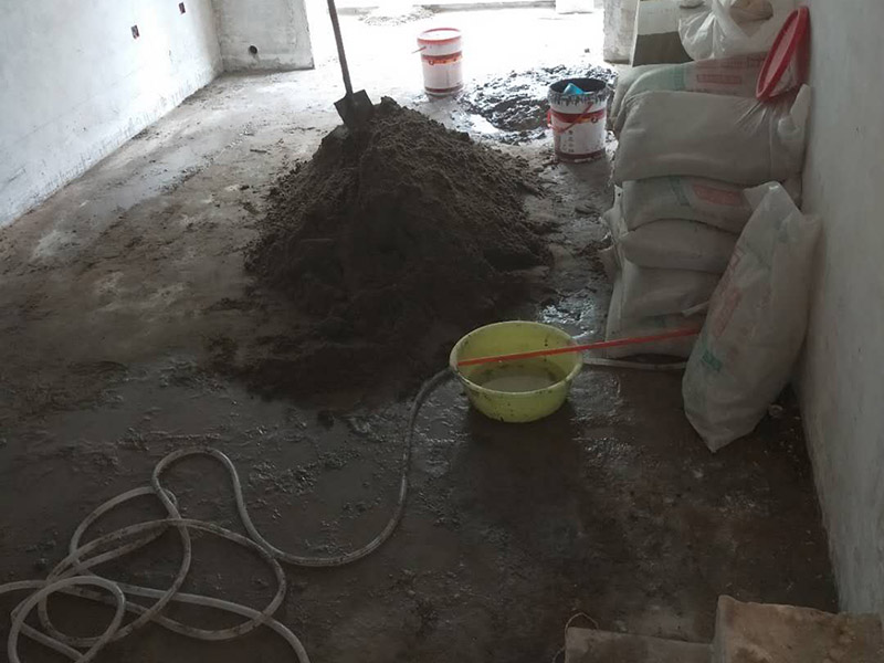 客廳地磚鋪貼裝修：首先將沙子和水泥按照3：1的比例混合后兌少量的水，使水泥和沙子混合到可以用手攥成團(tuán)的黏稠度；接著在鋪磚之前先將要鋪的地方用水潑濕。將開(kāi)始和好的水泥和沙子鏟到你要鋪瓷磚的地方，鏟完以后用小鏟子初步抹平。然后瓷磚背后抹上開(kāi)始和好的那盆比較稠的水泥漿，再將抹好水泥的磚小心平放到要鋪的地方，注意對(duì)縫。再用橡膠小榔頭敲實(shí)，用水平尺找平。最后在側(cè)邊用小榔頭的把手堵嚴(yán)實(shí)，完工。