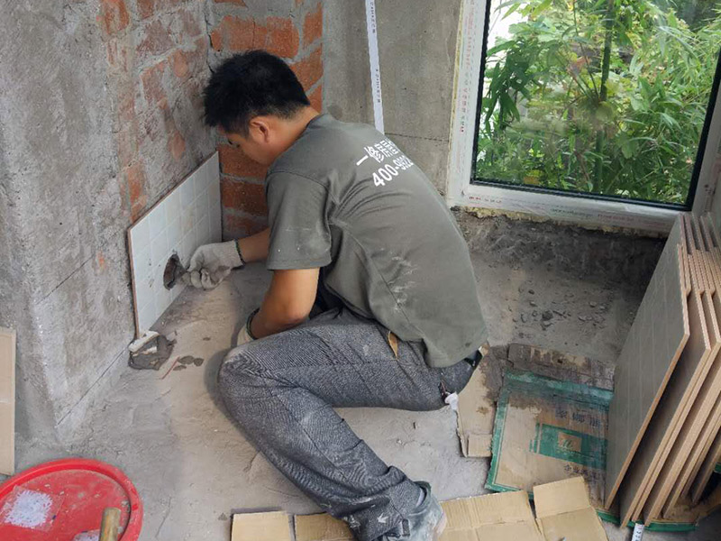 貼磚砌墻裝修：1、砌墻要注意橫平豎直。承重墻不能拆。承重墻支撐著上部樓層重量，拆了承重墻會破壞整個建筑結構，會影響地基的穩(wěn)定。2、砌墻要注意切面的平整，以便之后粉刷。可以先在墻面上進行粗略的定位，再用卷尺準確測量，后用彈線定位，在此三步驟基礎上開始砸墻，不僅可以保證切面的平整，而且避免了不必要的材料和工程費用的浪費。3、新舊墻體交接處是施工關鍵。新舊墻面交接處的施工是容易被忽視的，也是砌墻的關鍵環(huán)節(jié)。砌墻時除了注意放線砌墻以保持墻體垂直度、墻面平整度外，墻體交接處一定要打掉白灰，在新舊墻體交界處貼一層鋼絲網(wǎng)，以增強粘連度，防止墻體開裂。