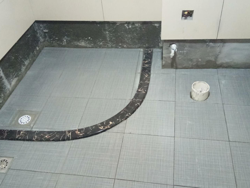 衛(wèi)生間貼磚裝修:1、 衛(wèi)生間墻面在施工前清理墻面的各類污物，用泥刀先批墻，后用水泥漿找平，防止瓷磚貼后有空鼓現(xiàn)象。2、 衛(wèi)生間內(nèi)會防止抽風機、安裝吊頂?shù)?，所以高度要特別注意，其次是墻磚與地磚的尺寸要互相對應，不能有太大的差異，最后根據(jù)高度、尺寸與整體效果來確定鋪貼方法，如果統(tǒng)一墻面瓷磚不同，大尺寸瓷磚從下往上貼，小尺寸從上往下貼。3、配料將清水逐量加入粉狀粘結(jié)劑內(nèi)，按照說明書上一定的比例調(diào)配。攪拌調(diào)和將粘結(jié)劑漿料攪拌至潤滑均勻，無明顯塊狀或糊涂結(jié)狀，將攪拌后施工漿料靜置5-10分鐘，然后再稍加攪拌