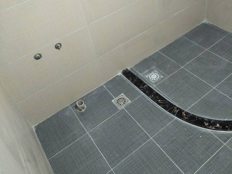 衛(wèi)生間貼磚裝修:1、 衛(wèi)生間墻面在施工前清理墻面的各類污物，用泥刀先批墻，后用水泥漿找平，防止瓷磚貼后有空鼓現(xiàn)象。2、 衛(wèi)生間內(nèi)會防止抽風機、安裝吊頂?shù)龋愿叨纫貏e注意，其次是墻磚與地磚的尺寸要互相對應，不能有太大的差異，最后根據(jù)高度、尺寸與整體效果來確定鋪貼方法，如果統(tǒng)一墻面瓷磚不同，大尺寸瓷磚從下往上貼，小尺寸從上往下貼。3、配料將清水逐量加入粉狀粘結(jié)劑內(nèi)，按照說明書上一定的比例調(diào)配。攪拌調(diào)和將粘結(jié)劑漿料攪拌至潤滑均勻，無明顯塊狀或糊涂結(jié)狀，將攪拌后施工漿料靜置5-10分鐘，然后再稍加攪拌