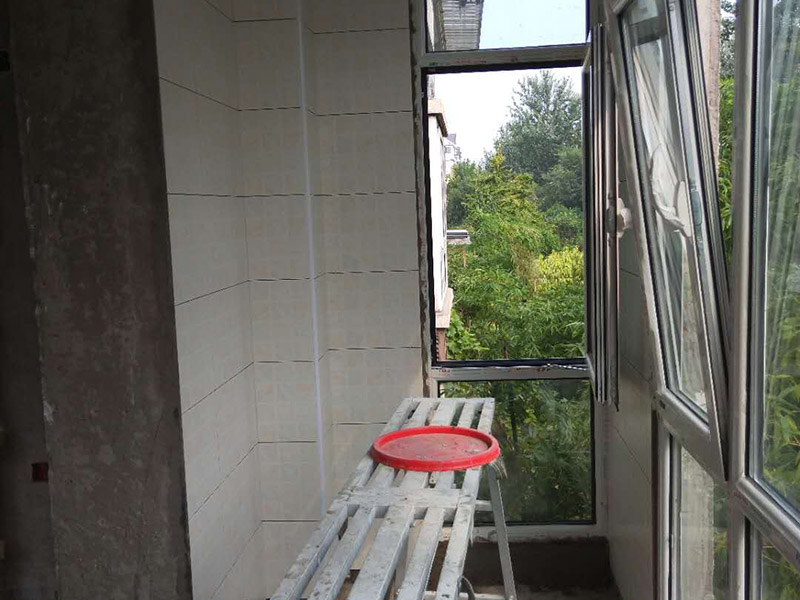 陽(yáng)臺(tái)貼磚裝修：一、瓷磚是否要貼到頂：對(duì)于陽(yáng)臺(tái)墻磚所貼的高度，一般的陽(yáng)臺(tái)貼1.2米-1.5米高度就夠了！比洗衣機(jī)高點(diǎn)就行。老師傅建議貼瓷磚，一個(gè)是整體效果要好，二是打掃要方便。所以還是建議把瓷磚貼到頂，這樣不僅美觀而且以后清理打掃也方便。二、陽(yáng)臺(tái)瓷磚如何收邊：其實(shí)最簡(jiǎn)單的方法就是不銹鋼收邊。三、瓷磚和乳膠漆如何銜接：老師傅給的建議是先貼好陽(yáng)臺(tái)瓷磚，再掛內(nèi)墻膩?zhàn)?，通常結(jié)合部在轉(zhuǎn)角處，膩?zhàn)右痛纱u側(cè)面抹齊平，涂刷乳膠漆時(shí)，結(jié)合處用刷子沿邊緣手刷即可。四、要不要裝吊頂：老師傅建議采用石材線條、或木線條配合設(shè)計(jì)來(lái)達(dá)到瓷磚和吊頂?shù)氖者呅Ч? width=