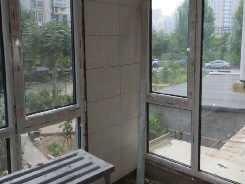 陽(yáng)臺(tái)貼磚裝修：一、瓷磚是否要貼到頂：對(duì)于陽(yáng)臺(tái)墻磚所貼的高度，一般的陽(yáng)臺(tái)貼1.2米-1.5米高度就夠了！比洗衣機(jī)高點(diǎn)就行。老師傅建議貼瓷磚，一個(gè)是整體效果要好，二是打掃要方便。所以還是建議把瓷磚貼到頂，這樣不僅美觀而且以后清理打掃也方便。二、陽(yáng)臺(tái)瓷磚如何收邊：其實(shí)最簡(jiǎn)單的方法就是不銹鋼收邊。三、瓷磚和乳膠漆如何銜接：老師傅給的建議是先貼好陽(yáng)臺(tái)瓷磚，再掛內(nèi)墻膩?zhàn)?，通常結(jié)合部在轉(zhuǎn)角處，膩?zhàn)右痛纱u側(cè)面抹齊平，涂刷乳膠漆時(shí)，結(jié)合處用刷子沿邊緣手刷即可。四、要不要裝吊頂：老師傅建議采用石材線條、或木線條配合設(shè)計(jì)來(lái)達(dá)到瓷磚和吊頂?shù)氖者呅Ч? width=