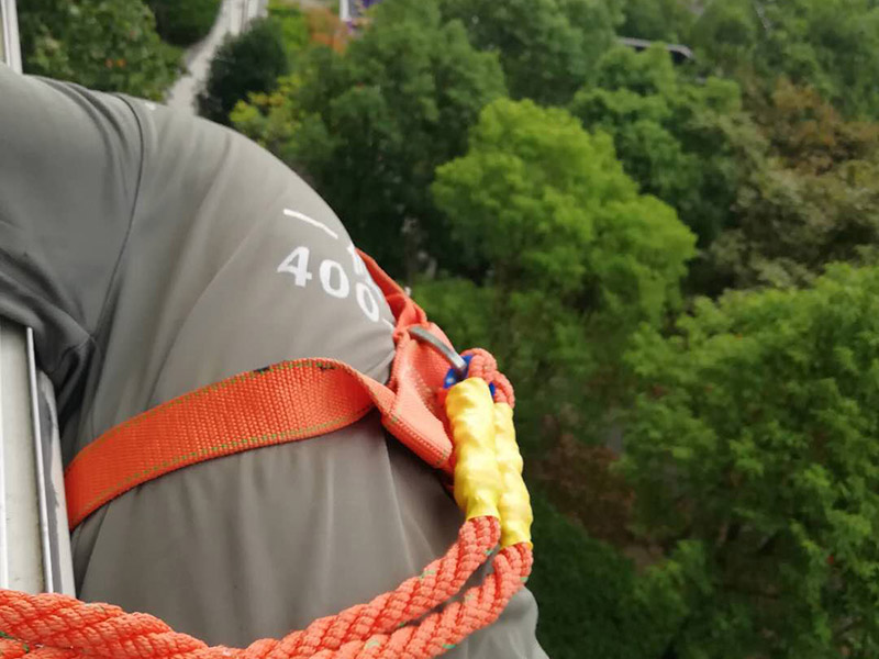 外墻窗戶打膠裝修：修補膠是針對塑鋼在安裝，及運輸過程中出現(xiàn)的細小及明顯的裂縫用來修補的膠，有點像牙膏一樣，使用方法，將修補面徹底清洗干凈，干燥，用美工刀片順著裂縫刮出1-2mm的倒角口，再將膠刮入裂縫中，用刀片修平，待到膠體7分干的時候再用刀片將裂縫周圍多余的膠修去，如果感覺效果還是不好的話，等到膠體完全干透以后用1500號以上的水砂紙蘸水輕輕打磨即可。 師傅有專門打膠的工具，打膠完成后要用手抹平！像劑牙膏一樣將修補膠涂在需修正的地方，等干后用鏟鏟平，再用細紗紙磨平。擠出來直接涂在裂縫上抹平。