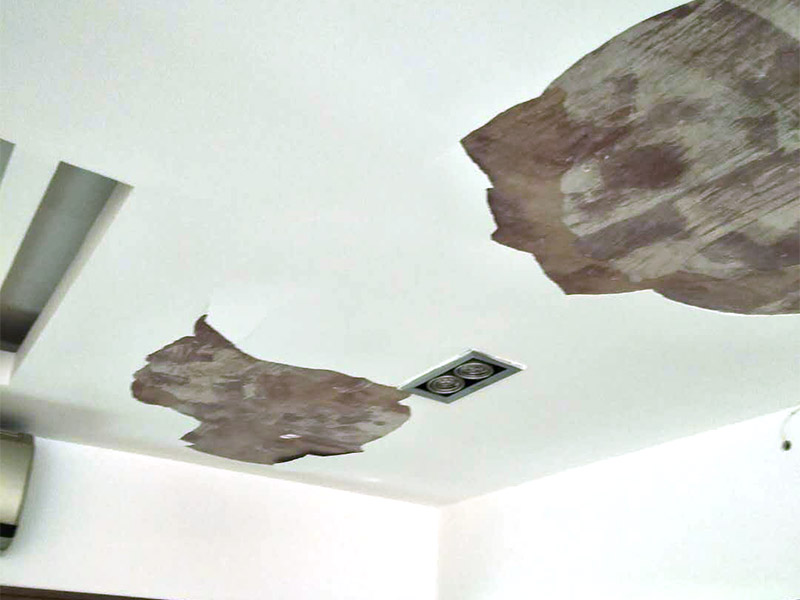 吊頂空鼓維修方案:空鼓形成的原因很多,主要有以下五種： 1、基層沒有清掃干凈； 2、水泥沙漿水灰比過大； 3、表面沒有壓實(shí)； 4、由于開發(fā)商為了節(jié)省材料降低成本在抹灰及找平部位少用材料或亂用材料； 5、由于墻面抹灰跟地面找平后濕水不夠引起材料燒壞形成的空鼓。 墻面空鼓允許范圍是0.02平方米，地面空鼓允許范圍是0.04平方米。處理辦法：鑿開空鼓部位，重做找平層或抹灰層。