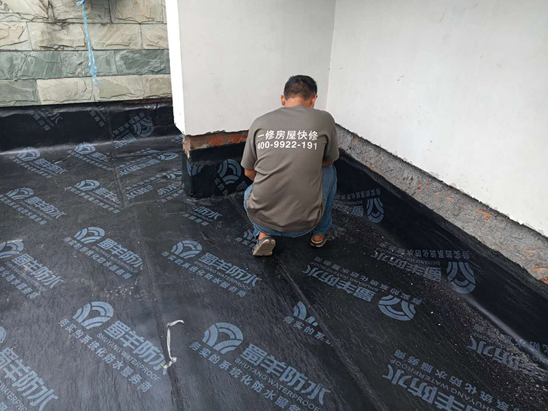 露臺防水裝修:先是找到原來的防水層，然后將其鏟除，處理好露臺的基面，注意不能留有油膩、蠟等任何碎屑物質(zhì)，保證基面的平整、干凈，如果發(fā)現(xiàn)有孔隙或者是裂縫，則需要先進(jìn)行修補(bǔ)。接著是進(jìn)行找平處理，然后排干下部保溫層里面的積水，再設(shè)若干排氣孔進(jìn)行排氣措施。在做好了阻根防水層后，我們還需要進(jìn)行找坡處理，避免形成部分儲水。一般來說是利用水泥砂漿來進(jìn)行找平、找坡，注意坡度不能小于百分之三。觀察不漏水則為及格，然后在防水層上做水泥砂漿保護(hù)層等各項維護(hù)及瓷磚鋪貼，最后做露臺的綠化工作。