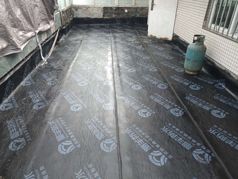 露臺防水裝修:先是找到原來的防水層，然后將其鏟除，處理好露臺的基面，注意不能留有油膩、蠟等任何碎屑物質(zhì)，保證基面的平整、干凈，如果發(fā)現(xiàn)有孔隙或者是裂縫，則需要先進(jìn)行修補(bǔ)。接著是進(jìn)行找平處理，然后排干下部保溫層里面的積水，再設(shè)若干排氣孔進(jìn)行排氣措施。在做好了阻根防水層后，我們還需要進(jìn)行找坡處理，避免形成部分儲水。一般來說是利用水泥砂漿來進(jìn)行找平、找坡，注意坡度不能小于百分之三。觀察不漏水則為及格，然后在防水層上做水泥砂漿保護(hù)層等各項維護(hù)及瓷磚鋪貼，最后做露臺的綠化工作。