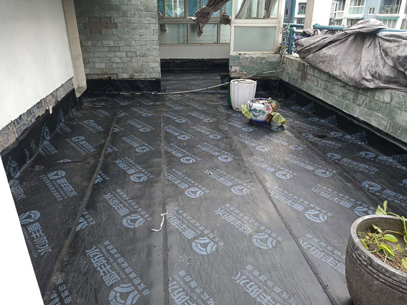 露臺防水裝修:先是找到原來的防水層，然后將其鏟除，處理好露臺的基面，注意不能留有油膩、蠟等任何碎屑物質(zhì)，保證基面的平整、干凈，如果發(fā)現(xiàn)有孔隙或者是裂縫，則需要先進(jìn)行修補(bǔ)。接著是進(jìn)行找平處理，然后排干下部保溫層里面的積水，再設(shè)若干排氣孔進(jìn)行排氣措施。在做好了阻根防水層后，我們還需要進(jìn)行找坡處理，避免形成部分儲水。一般來說是利用水泥砂漿來進(jìn)行找平、找坡，注意坡度不能小于百分之三。觀察不漏水則為及格，然后在防水層上做水泥砂漿保護(hù)層等各項維護(hù)及瓷磚鋪貼，最后做露臺的綠化工作。