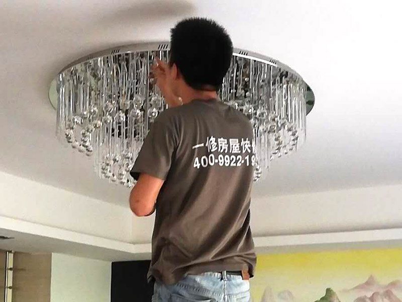 水晶吸頂燈裝修：1、安裝水晶吸頂燈的房間天花上確定安裝位置，并且預(yù)埋上螺栓，或用膨脹螺栓、尼龍塞或塑料塞固定，一般都采用膨脹螺栓; 2、當(dāng)采用膨脹螺栓固定時(shí)，應(yīng)按產(chǎn)品的技術(shù)要求選擇螺栓規(guī)格，其鉆孔直徑和埋設(shè)深度要與螺栓規(guī)格相符; 3、水晶吸頂燈安裝前檢查引向每個(gè)燈飾的導(dǎo)線線芯的截面，銅芯軟線不小于0.4mm2，銅芯不小于0.5mm2，否則引線必須更換;導(dǎo)線與燈頭的連接、燈頭間并聯(lián)導(dǎo)線的連接要牢固，電氣接觸應(yīng)良好，以免由于接觸不良，出現(xiàn)導(dǎo)線與接線端之間產(chǎn)生火花，而發(fā)生危險(xiǎn); 4、將水晶吸頂燈固定在預(yù)埋的膨脹螺栓上，且每個(gè)燈飾用于固定的螺栓或螺釘不應(yīng)少于2個(gè); 5、連接水晶吸頂燈電線，使其通電，并檢查水晶吸頂燈是否固定牢固。 6、檢查電路連接是否正常。