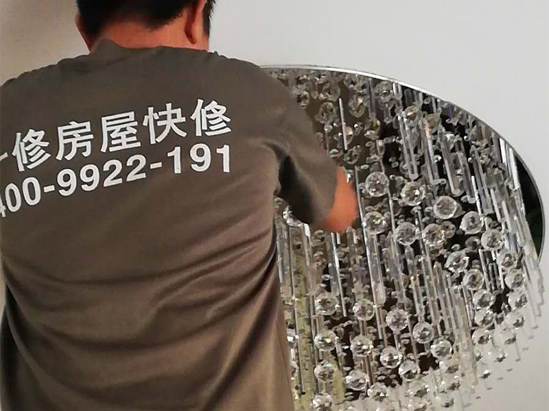 水晶吸頂燈裝修：1、安裝水晶吸頂燈的房間天花上確定安裝位置，并且預(yù)埋上螺栓，或用膨脹螺栓、尼龍塞或塑料塞固定，一般都采用膨脹螺栓; 2、當(dāng)采用膨脹螺栓固定時(shí)，應(yīng)按產(chǎn)品的技術(shù)要求選擇螺栓規(guī)格，其鉆孔直徑和埋設(shè)深度要與螺栓規(guī)格相符; 3、水晶吸頂燈安裝前檢查引向每個(gè)燈飾的導(dǎo)線線芯的截面，銅芯軟線不小于0.4mm2，銅芯不小于0.5mm2，否則引線必須更換;導(dǎo)線與燈頭的連接、燈頭間并聯(lián)導(dǎo)線的連接要牢固，電氣接觸應(yīng)良好，以免由于接觸不良，出現(xiàn)導(dǎo)線與接線端之間產(chǎn)生火花，而發(fā)生危險(xiǎn); 4、將水晶吸頂燈固定在預(yù)埋的膨脹螺栓上，且每個(gè)燈飾用于固定的螺栓或螺釘不應(yīng)少于2個(gè); 5、連接水晶吸頂燈電線，使其通電，并檢查水晶吸頂燈是否固定牢固。 6、檢查電路連接是否正常。