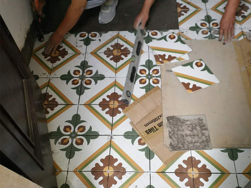 地面貼磚裝修：地磚鋪設前，都要浸泡，以免地磚的吸收率問題導致吸收水泥中的水份而出現(xiàn)緊繃開裂。地面需要用勺子或者水管，把地面基層用水淋濕。這個作業(yè)時，減少灰塵。還能讓地面吸收部分水份。不會產(chǎn)生缺水現(xiàn)象。接下來，是水泥墊層的攪拌，鋪砌時宜采用水泥漿或干鋪泥灑水作粘結。地磚摸好水泥油后，應該用膠錘慢慢的拍打，達到水平儀的標準即可。地磚面層的表面在貼完后半小時內(nèi)，用水抹布處理潔凈、平整、堅實；瓷板間拼縫寬度應符合設計要求，拼縫寬度不宜大于2毫米。