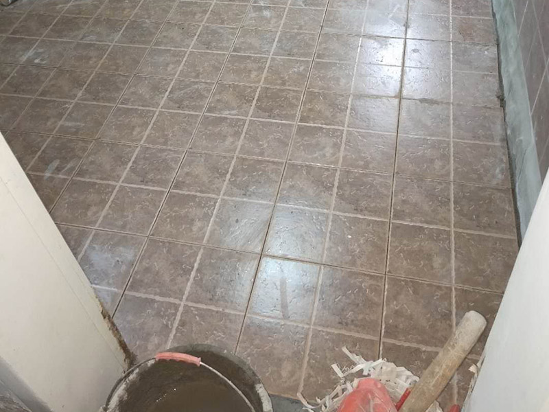 地面貼磚裝修：地磚鋪設前，都要浸泡，以免地磚的吸收率問題導致吸收水泥中的水份而出現(xiàn)緊繃開裂。地面需要用勺子或者水管，把地面基層用水淋濕。這個作業(yè)時，減少灰塵。還能讓地面吸收部分水份。不會產(chǎn)生缺水現(xiàn)象。接下來，是水泥墊層的攪拌，鋪砌時宜采用水泥漿或干鋪泥灑水作粘結。地磚摸好水泥油后，應該用膠錘慢慢的拍打，達到水平儀的標準即可。地磚面層的表面在貼完后半小時內(nèi)，用水抹布處理潔凈、平整、堅實；瓷板間拼縫寬度應符合設計要求，拼縫寬度不宜大于2毫米。