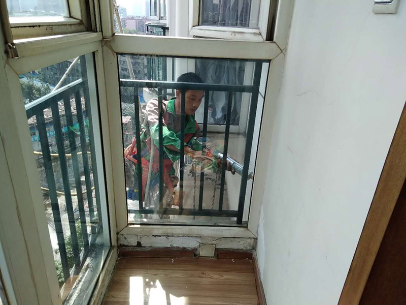 窗戶打膠維修：修補(bǔ)膠是針對(duì)塑鋼在安裝，及運(yùn)輸過程中出現(xiàn)的細(xì)小及明顯的裂縫用來修補(bǔ)的膠，有點(diǎn)像牙膏一樣，使用方法，將修補(bǔ)面徹底清洗干凈，干燥，用美工刀片順著裂縫刮出1-2mm的倒角口，再將膠刮入裂縫中，用刀片修平，待到膠體7分干的時(shí)候再用刀片將裂縫周圍多余的膠修去，如果感覺效果還是不好的話，等到膠體完全干透以后用1500號(hào)以上的水砂紙蘸水輕輕打磨即可。
師傅有專門打膠的工具，打膠完成后要用手抹平！像劑牙膏一樣將修補(bǔ)膠涂在需修正的地方，等干后用鏟鏟平，再用細(xì)紗紙磨平。擠出來直接涂在裂縫上抹平。